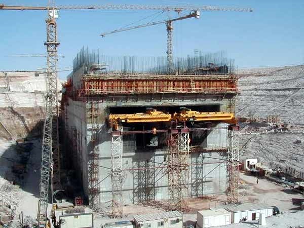 Для устойчивости насосной установки при землетрясении использование традиционных бетонных свай очень дорого. Приняли решение установить стальные мини-сваи вокруг основания насосной станции с подключением к ростверку.
